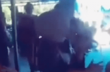 Video: Chú rể cưỡng hôn người yêu cũ ngay tại hôn lễ khiến quan khách sửng sốt