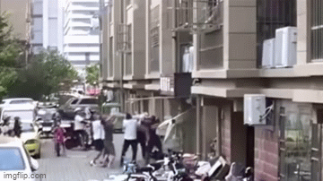 Video: Hồi hộp cảnh người dân cứu bé gái rơi từ tầng 4 chung cư