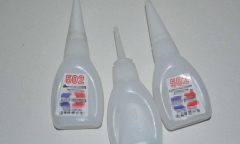 Cấp cứu bé trai 3 tuổi vô tình đổ keo 502 vào vùng kín