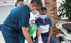 Tin tức đời sống ngày 1/6: Tay người đàn ông đau buốt sau khi tiếp xúc với nước xịt kính