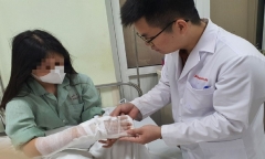 Hà Nội: Sơ ý khi dùng máy xay đa năng, cô gái bị đứt nhiều gân tay