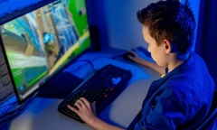 Con trai nghiện game không chịu học, bố mẹ tung chiêu “lấy độc trị độc” cực cao tay 