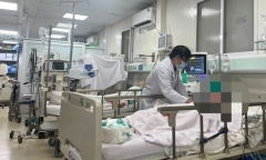 TP.HCM: 5 người nhập viện sau khi uống rượu pha với cồn rửa tay