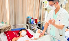 Mày mò làm thước kẻ gỗ, bé trai 13 tuổi bị đứt gần rời hoàn toàn 1/2 bàn tay