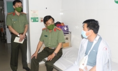 Kẻ nghiện tấn công trung tá công an đến gãy tay 