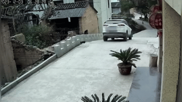 Video: Ô tô lao xuống dốc, rơi xuống ao vì tài xế quên kéo phanh tay