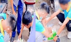 Hai nam sinh cố uống hết thùng sữa trước cổng trường, dân mạng lên án gay gắt nội quy vô lý