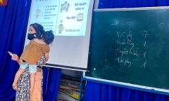Xúc động hình ảnh cô giáo vừa bế con trên tay vừa giảng bài say sưa trên lớp