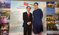 Cha dẫn hai con đi bộ 800 km, đeo balo nặng 5kg để rèn luyện ý chí