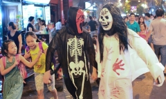 Nhộn nhịp mua sắm tại phố Hàng Mã trước thềm Halloween