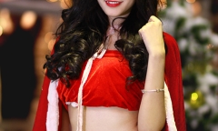 Hot girl ĐH Ngoại Thương hóa “Bà già Noel” nóng bỏng