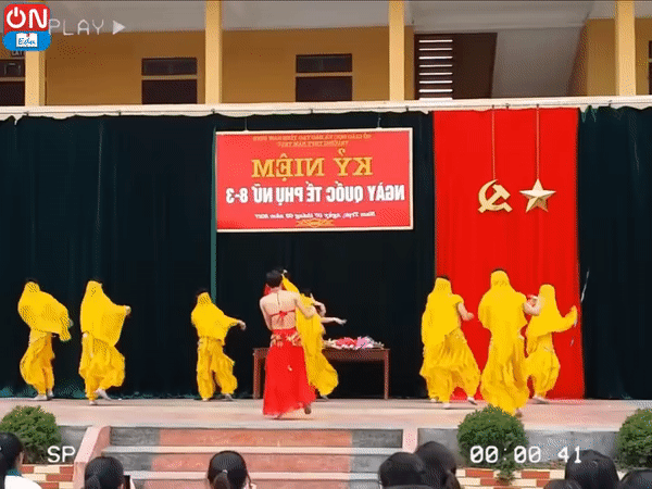 Dàn nam sinh khuấy động sân trường với điệu múa Ấn Độ nhưng nhìn trang phục 