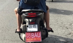 Người chồng có hành động ấm áp khi chở vợ bầu bằng xe máy khiến hội chị em 