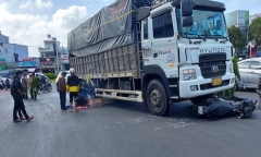 Tin tức tai nạn giao thông mới ngày 19/12: Xe máy va chạm xe tải, bé trai 7 tuổi tử vong thương tâm