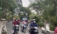 Không khí lạnh đổ bộ, người dân Hà Nội mặc áo ấm, quàng khăn kín mít hối hả ra đường