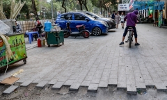 Hà Nội: Đá lát vỉa hè lún nứt, oằn mình 