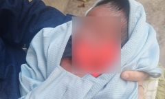 Bé gái sơ sinh bị bỏ rơi trên vỉa hè còn nguyên dây rốn