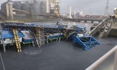 Tàu container va chạm tàu hàng làm gãy một đoạn cầu cảng trên sông Thị Vải