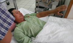 Hoảng hốt phát hiện 2 con rắn lục đuôi đỏ bò vào nhà