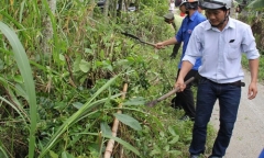 Hoảng hốt phát hiện 2 con rắn lục đuôi đỏ bò vào nhà