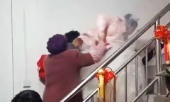 Mẹ chồng con dâu giằng co ngay trong đám cưới, ai nấy ngán ngẩm khi biết lý do