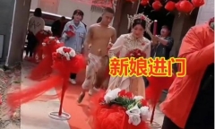 Chú rể cởi trần, cả người nhếch nhác đi sau cô dâu, dân tình bất bình khi biết nguyên do