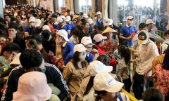 Hàng vạn du khách 
