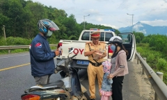 Tin thời sự nóng mới nhất ngày 11/9: Hai vợ chồng chở con đi bệnh viện bằng xe máy được CSGT giúp đỡ
