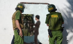 Khống chế thanh niên khoả thân, nghi