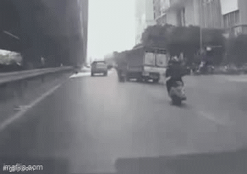 CSGT Hà Nội truy tìm tài xế xe tải tạt đầu, cố tình tông ngã 2 người đi xe máy rồi bỏ chạy