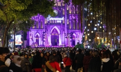 Biển người ùn ùn đổ ra đường đêm Noel dưới thời tiết 10 độ C