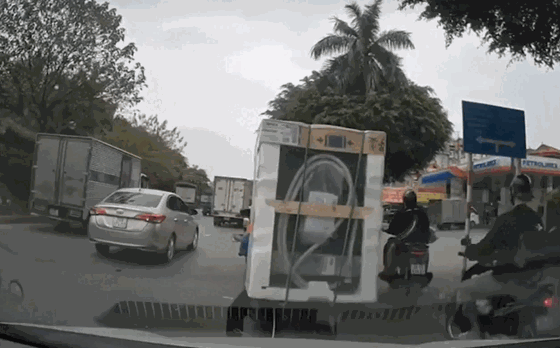 Hà Nội: Tài xế ô tô con “tung cước” đạp ngã người đi xe máy ngay trên phố