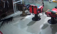 Níu kéo tình cảm bất thành, người đàn ông tạt sơn vào tiệm tóc của vợ cũ 