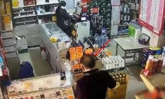 Thấy khách ngày nào cũng trúng xổ số, bà chủ siêu thị kiểm tra camera mới biết sự thật ngã ngửa đằng sau