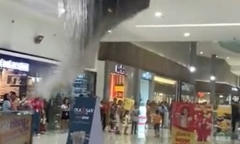Clip: Trần nhà trung tâm thương mại bất ngờ đổ sập do rò rỉ nước