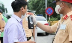 Vi phạm nồng độ cồn bị tước bằng xe máy, có được tiếp tục lái ô tô không?