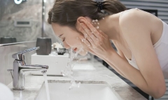 Rửa mặt khi tắm có hại gì?