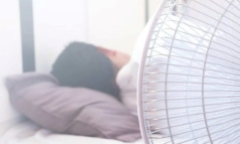 Nên đặt quạt dưới chân hay bên hông khi ngủ?