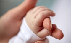 Người mẹ cho con trai 8 tháng tuổi tự ăn bánh bao khiến đứa trẻ nguy kịch