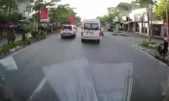 Clip: Tài xế ô tô bật nhầm đèn cảnh báo gây tai nạn liên hoàn