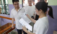 Đình chỉ thi hai thí sinh làm lọt đề thi môn Toán và Ngữ văn do vi phạm quy chế thi