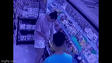 Clip: Người phụ tự ý mở sầu riêng, lén ăn ngay tại siêu thị