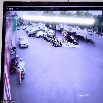 Mẹ phi xe máy một mạch về nhà, quên luôn con gái tại siêu thị