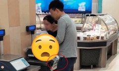 Cặp vợ chồng dùng cân thực phẩm trong siêu thị để làm việc kỳ quặc, dân mạng lên án gay gắt