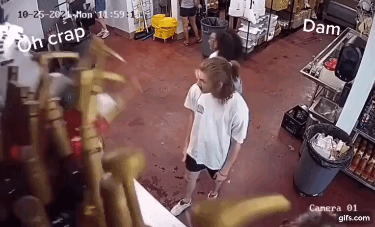 Nam thanh niên đang mua đồ trong siêu thị thì 