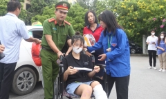 Đang bị gãy chân vì tai nạn, nữ sinh lại hốt hoảng vì mất giấy tờ trong ngày làm thủ tục dự thi