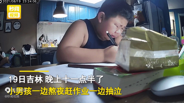 Cậu bé mũm mĩm khóc thút thít khi làm bài tập khiến dân mạng cười ngặt nghẽo