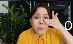 Nghệ sĩ Việt Hương bật khóc liên tục trong livestream vì bị xúc phạm khi làm từ thiện 