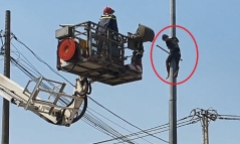 Quá trình giải cứu nam thanh niên cố thủ trên trụ đèn cao áp ở TP.HCM