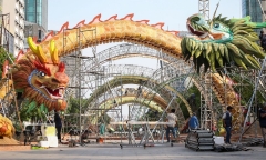 Chiêm ngưỡng cận cảnh linh vật Rồng trên đường hoa Nguyễn Huệ, TP.HCM